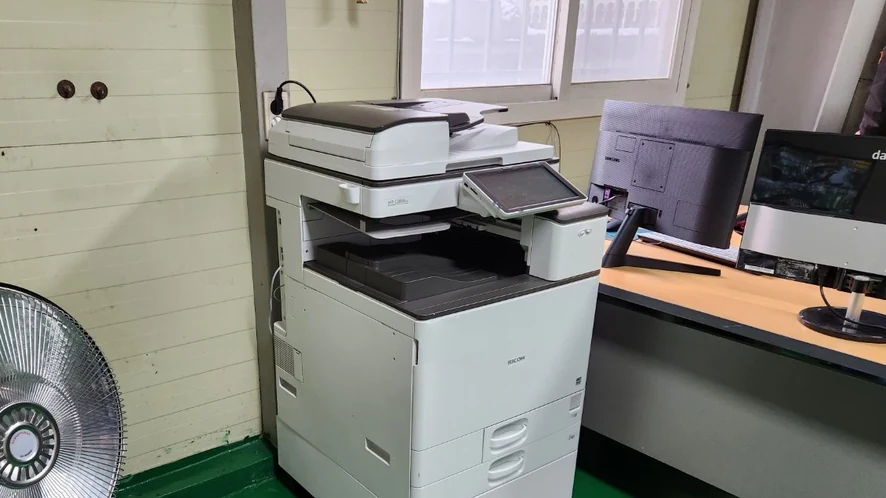군산 영어학원에 설치된 리코 IM 2500 컬러복합기