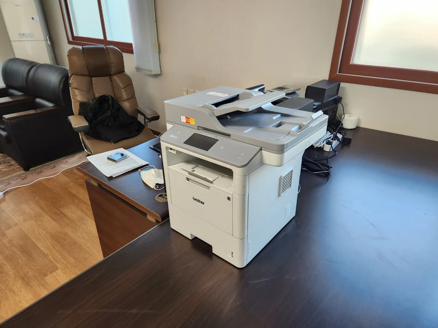 브라더 MFC-L6900DW의 자동 문서 공급기로 서류를 스캔하는 모습.
