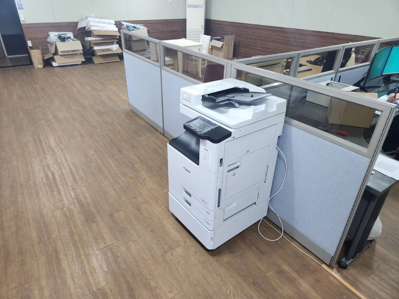 ○○보습학원 강의실 옆에 설치된 캐논 iR C3322 컬러복합기