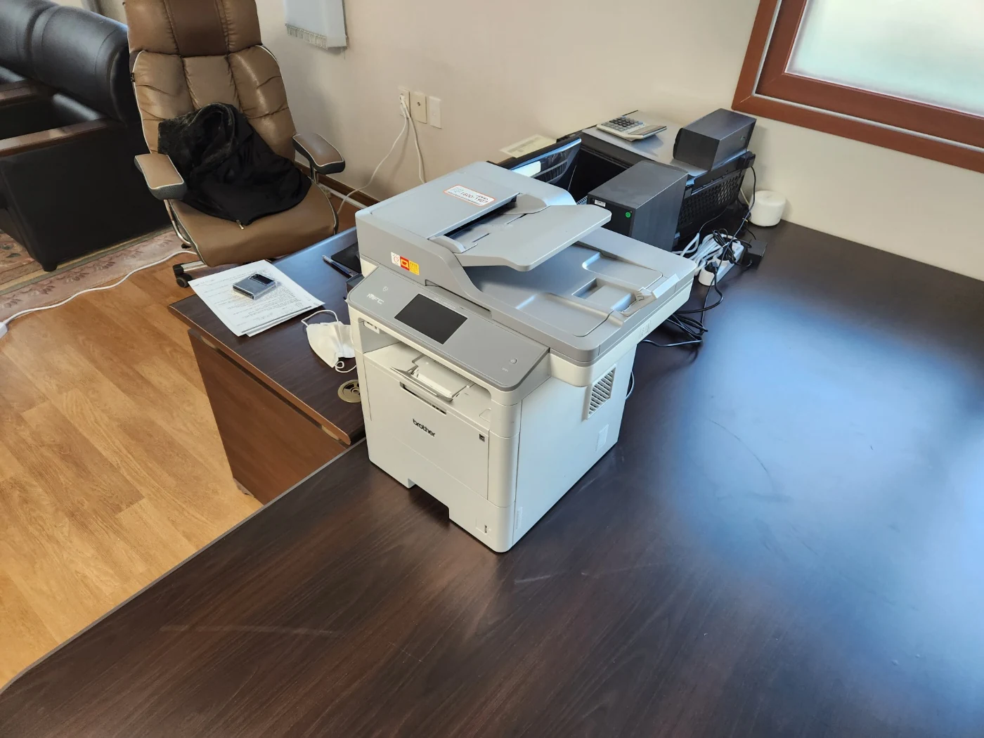 김제 비뇨기과 직원이 브라더 L6900DW로 환자 기록을 스캔하는 모습