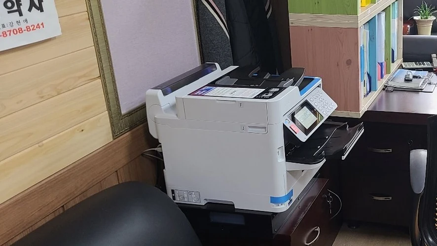 빠른 양면 스캔 기능을 활용하는 엡손 EM-C800 잉크젯복합기