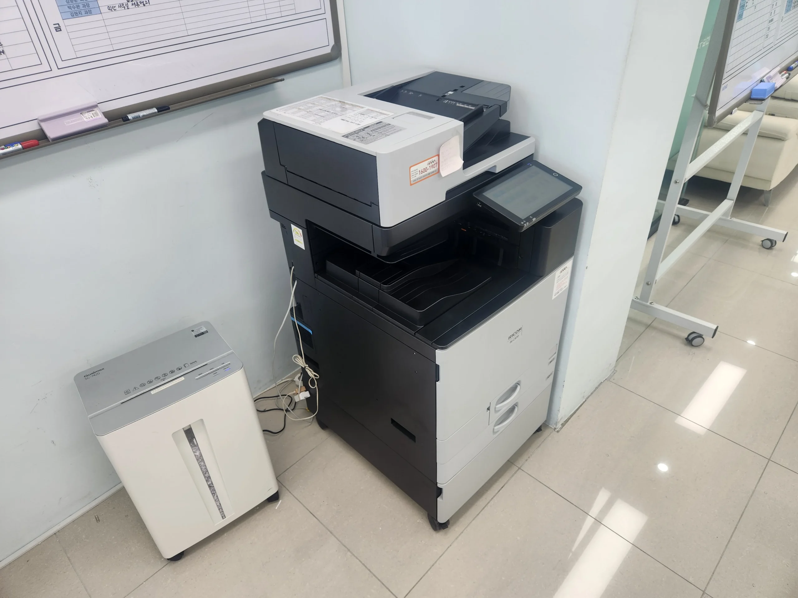 전주 코딩학원에 설치된 리코 IM C3010 컬러복합기로 학습자료를 인쇄하는 모습